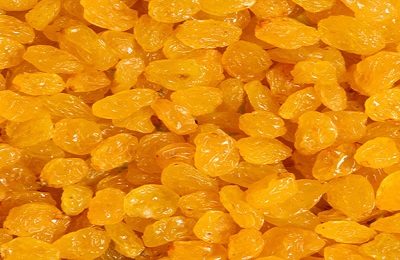 آيا  ريختن كشمش و مويز در غذا و پختن آن، باعث نجاست غذا مي شود؟