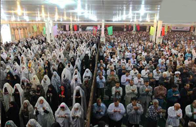 آيا محل ايستادن خانم ‏ها در نماز، بايد عقب ‏تر از مردها باشد؟